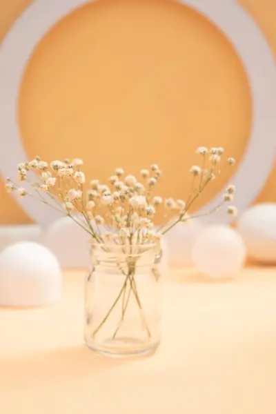 Minimalist alyans sahnesi Çiçekler ve yumuşak doğal ışık