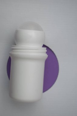 Minimalist Deodorant Yuvarlak Şişe Model Koleksiyonu Temiz Güzellik Fotoğrafçılığı