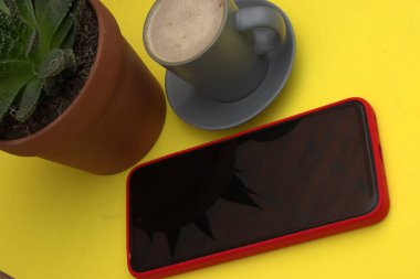 Çalışma Alanı ve Üretim Modelleri Laptop, Not Defterleri ve Doğal Dekorla