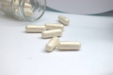 İlaç için beyaz plastik şişeler ya da temiz bir arka planda çekilmiş takviyeler. Tasarım modelleri için boş etiketler, eczane, sağlık markalaşması, ambalaj tasarımı ve sağlık ürünleri reklamları için ideal..