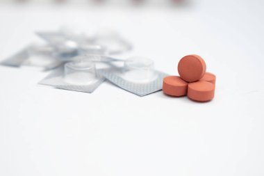 İlaç için beyaz plastik şişeler ya da temiz bir arka planda çekilmiş takviyeler. Tasarım modelleri için boş etiketler, eczane, sağlık markalaşması, ambalaj tasarımı ve sağlık ürünleri reklamları için ideal..