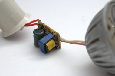  PCB, LED ve küçük teknolojik cihazlar da dahil olmak üzere elektronik parçalar. Endüstriyel, eğitici ya da teknolojik içerik oluşturmada kullanmak için temiz beyaz yüzeyler. Web siteleri, sunumlar, ürün katalogları veya teknik belgeler için harika.