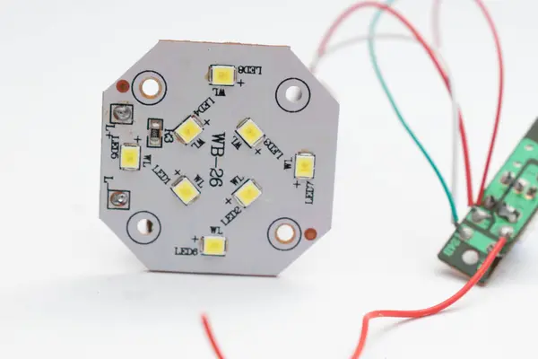  PCB, LED ve küçük teknolojik cihazlar da dahil olmak üzere elektronik parçalar. Endüstriyel, eğitici ya da teknolojik içerik oluşturmada kullanmak için temiz beyaz yüzeyler. Web siteleri, sunumlar, ürün katalogları veya teknik belgeler için harika.