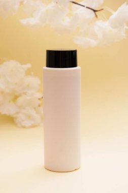 Bej Arka plan Kozmetik Ürün Modifiye Edilmesi Üzerine Çeşitli Cilt Şişeleri