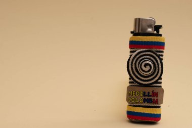 Kolombiya 'dan hatıra eşyalar ve el sanatları. Arka planda renkli eşyalar.