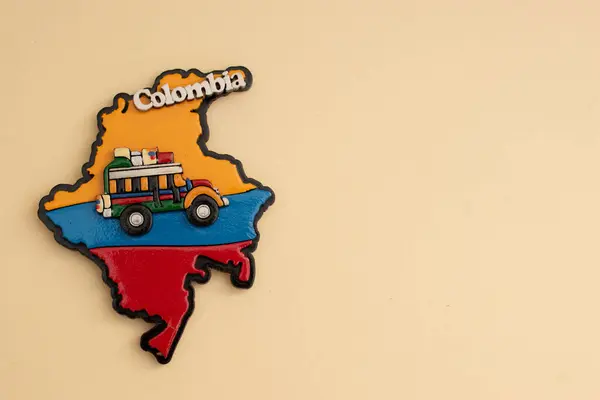 Kolombiya 'dan hatıra eşyalar ve el sanatları. Arka planda renkli eşyalar.