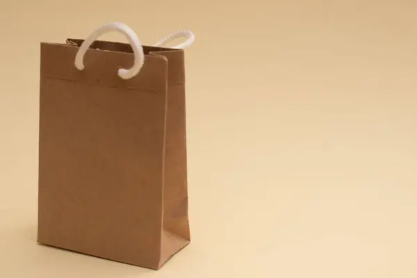 Kolombiya 'dan hatıra eşyalar ve el sanatları. Arka planda renkli eşyalar.