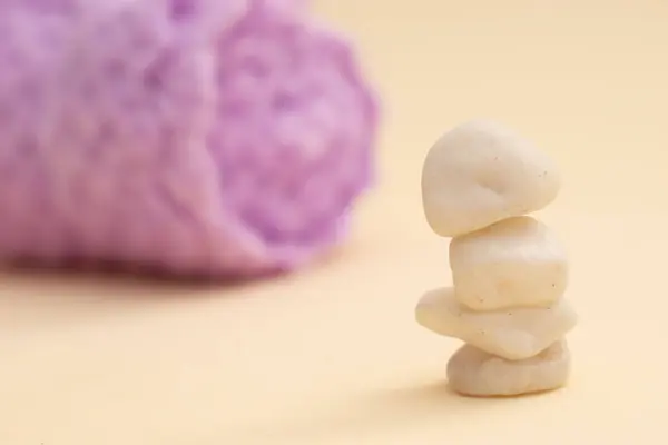 Yumuşak ışık spa ve meditasyon konseptine sahip Zen taşları ve mumlar