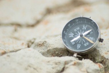 Bir taşın üzerinde pusula var. seyahat.