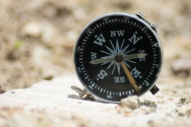 bir ahşap zemin üzerinde pusula