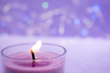 Yapay minyatür bir çam ağacının fotoğrafı. Arka planda bulanık ışıklar var.