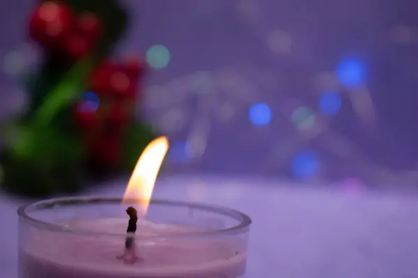 Yapay minyatür bir çam ağacının fotoğrafı. Arka planda bulanık ışıklar var.