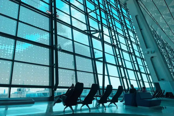 Jakarta, Endonezya - 28 Haziran 2024: Büyük pencereli havaalanı içi