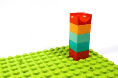 Çocuklar için renkli tuğla oyuncaklar