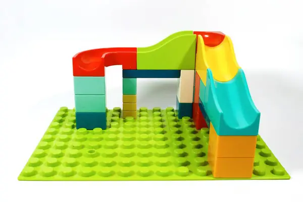 Çocuklar için renkli tuğla oyuncaklar