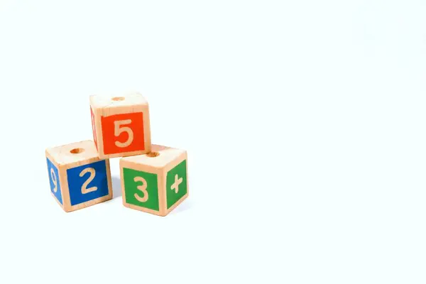 Soyutlanmış arkaplanı olan renkli tahta bloklar