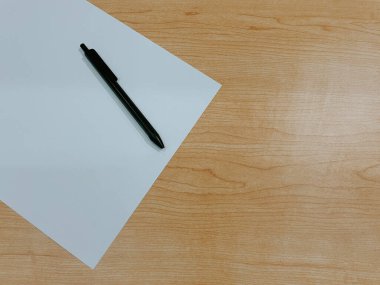 Siyah kalem, tahta masada sade beyaz kağıt.