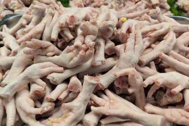 Piyasada taze tavuk ayağı