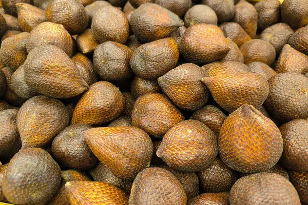 Satılık taze yılan meyvesi.