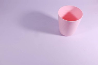 Sade geçmişi olan çocuklar için plastik bulaşık takımı