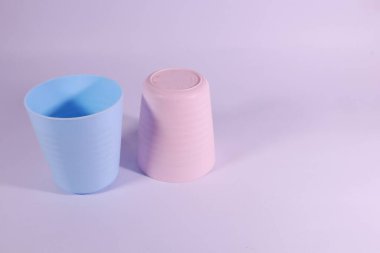 Sade geçmişi olan çocuklar için plastik bulaşık takımı