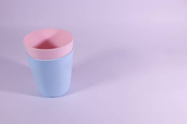 Sade geçmişi olan çocuklar için plastik bulaşık takımı