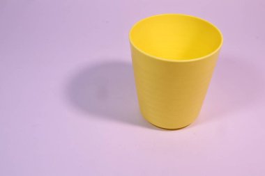 Sade geçmişi olan çocuklar için plastik bulaşık takımı