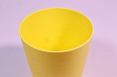 Sade geçmişi olan çocuklar için plastik bulaşık takımı