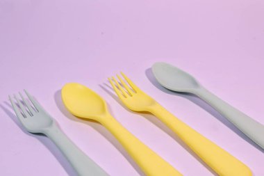 Sade geçmişi olan çocuklar için plastik bulaşık takımı