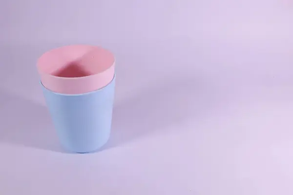 Sade geçmişi olan çocuklar için plastik bulaşık takımı