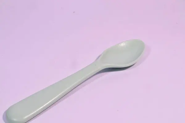 Bebek için plastik kaşık. Çocuklar bulaşık takımı.