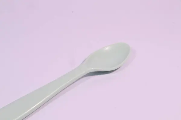 Bebek için plastik kaşık. Çocuklar bulaşık takımı.