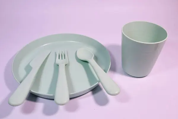 Sade geçmişi olan çocuklar için plastik bulaşık takımı