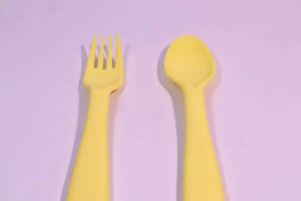 Sade geçmişi olan çocuklar için plastik bulaşık takımı