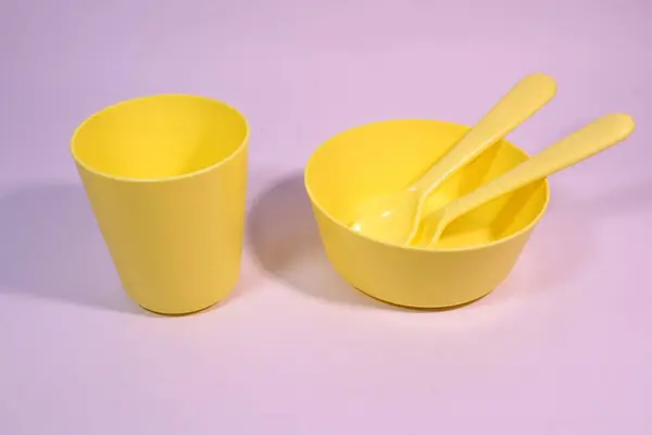 Sade geçmişi olan çocuklar için plastik bulaşık takımı