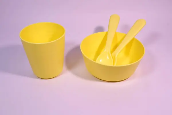 Sade geçmişi olan çocuklar için plastik bulaşık takımı