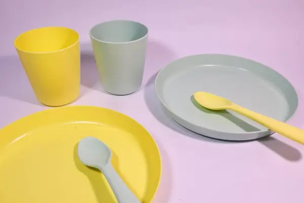 Sade geçmişi olan çocuklar için plastik bulaşık takımı