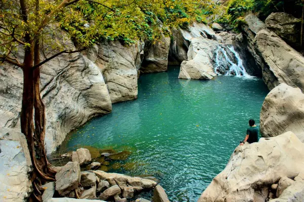 Batı Bandung bölgesi Endonezya 'da yer alan turistik bir yer olan Sanghyang Heuleut, egzotik uçurumları ve doğal kayaları olan doğal bir turistik cazibe merkezi..