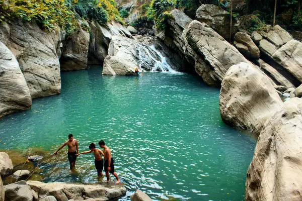 Ocak 05 2017: Endonezya 'nın Batı Bandung ilçesinde yer alan turistik bir yer olan Sanghyang Heuleut, egzotik uçurumları ve doğal kayaları olan doğal bir turizm merkezi..