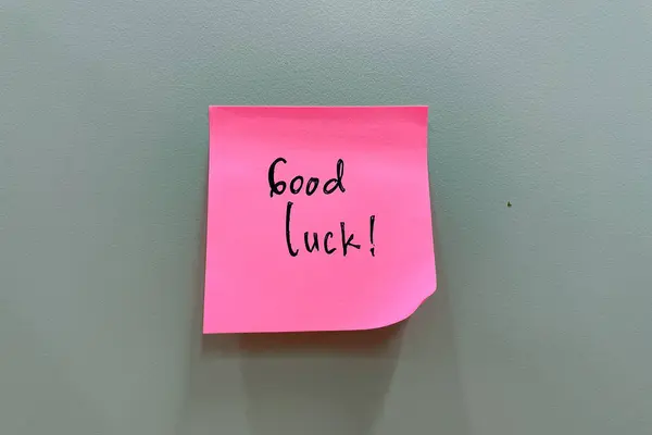 Gri tahtaya yapışkan bir not. Kelimeler İyi Şans