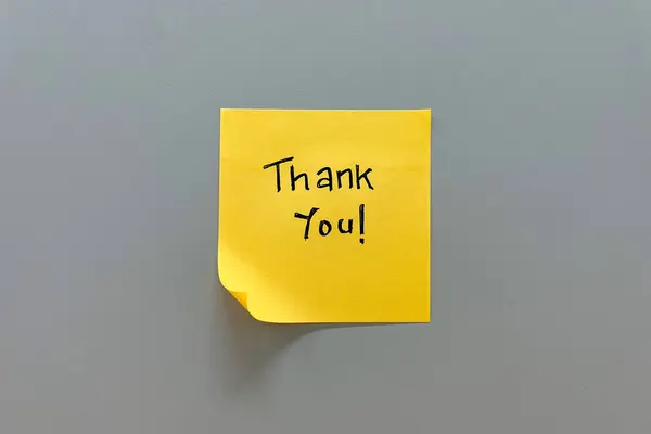 Gri tahtaya yapışkan bir not. Teşekkürler.