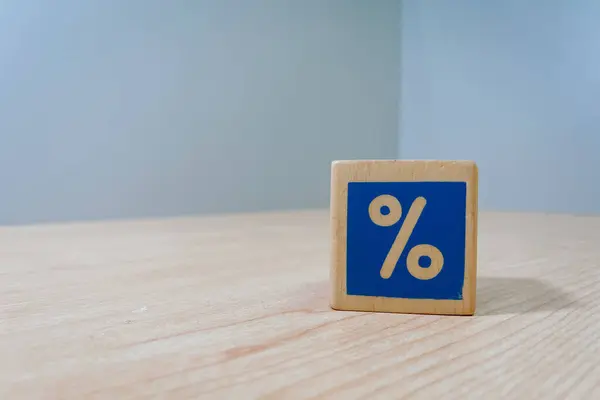 Ahşap masa üzerinde numarası olan renkli tahta küp oyuncakları arka plan olarak kullanılabilir.