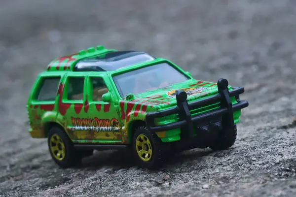 Temmuz 07 2024: Yoldaki araba oyuncağı