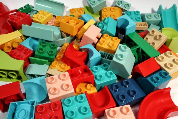 Çocuklar için renkli tuğla oyuncaklar