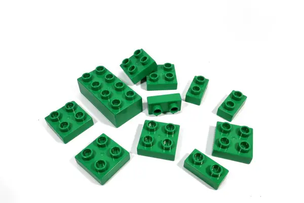 Çocuklar için yeşil tuğla oyuncaklar