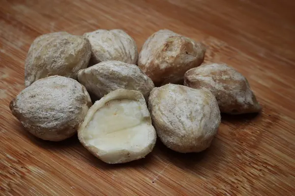 Tahta bir masada taze mum.