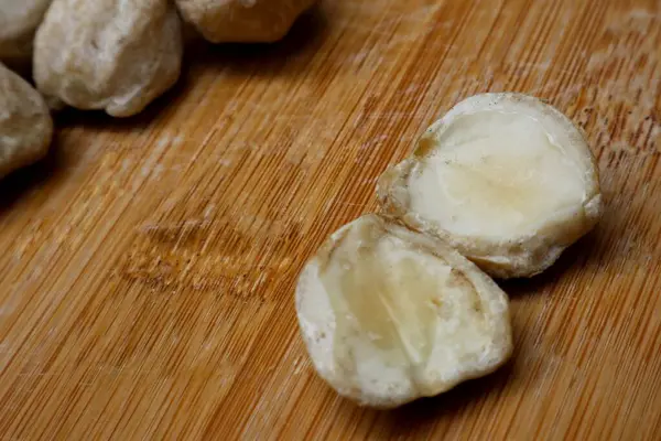 Tahta bir masada taze mum.