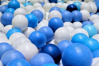 arkaplan için mavi ve beyaz plastik toplar