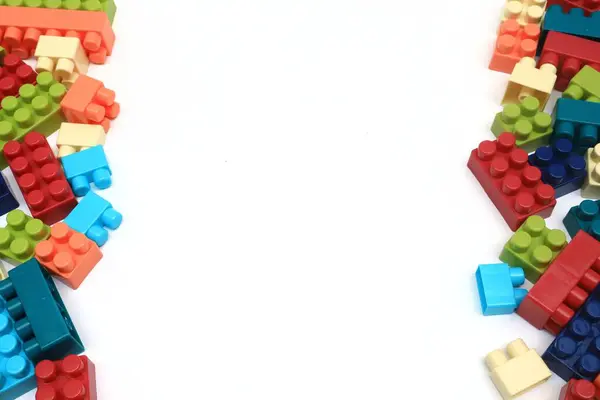 Beyaz arka plandaki çocuklar için renkli oyuncak tuğlaları