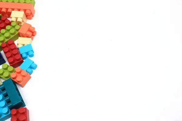 Beyaz arka plandaki çocuklar için renkli oyuncak tuğlaları